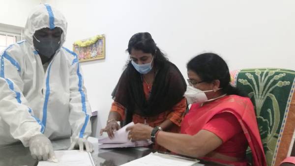 வியப்படைந்த அதிகாரிகள் 