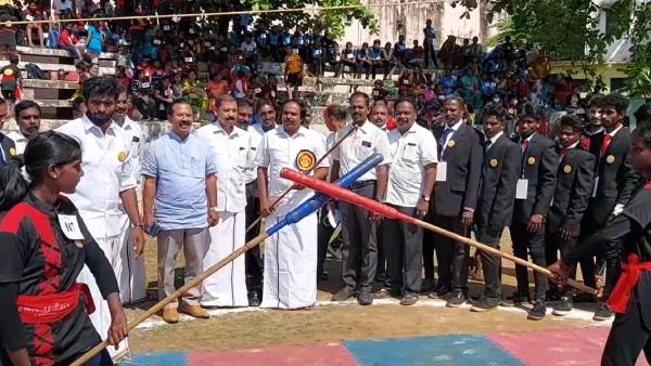  சிலம்பம் சுழற்றிய அமைச்சர்