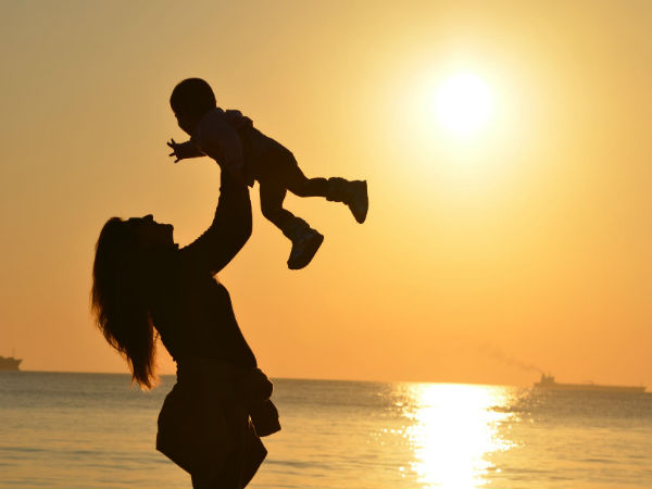 மழலைச் செல்வம் மடியில் தவழும் 