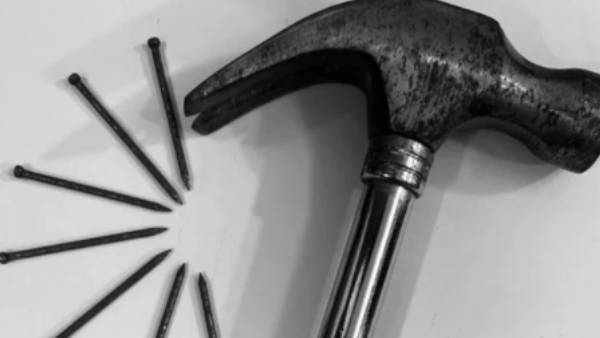 மனைவியின் தலையில் ஆணி 