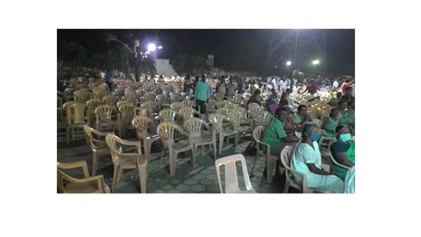 கூட்டம் நிரம்பி வழிகிறது 