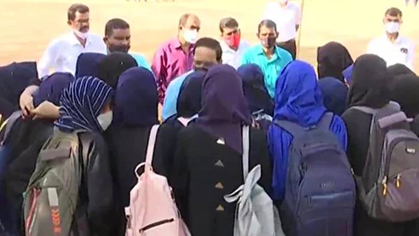 தேசிய கொடிக்கம்பத்தில் காவிக்கொடி 