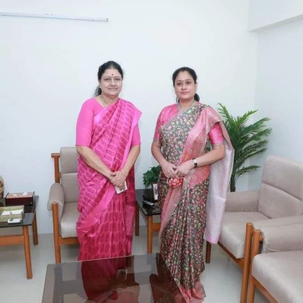 சசிகலாவுடன், விஜயசாந்தி சந்திப்பு சசிகலாவுடன், விஜயசாந்தி சந்திப்பு