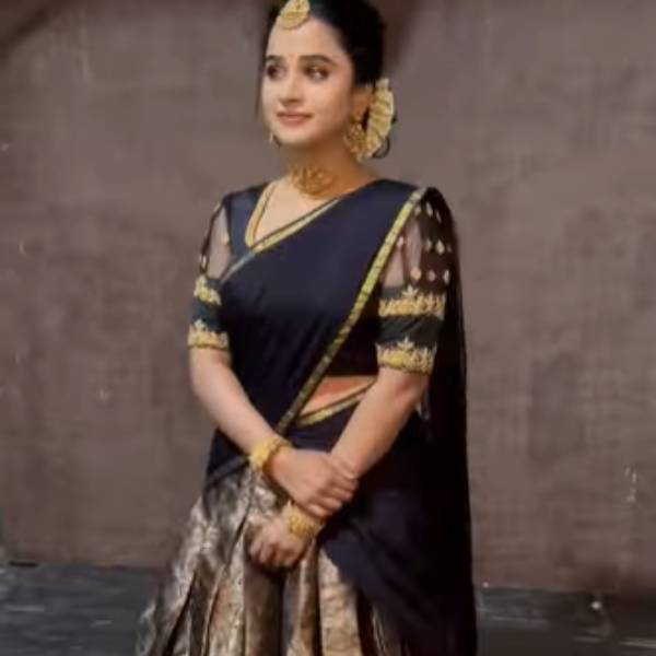 பாவாடை தாவணியில் கலக்கல்