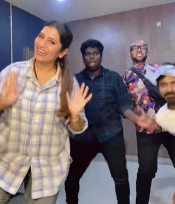 வேற லெவல் டான்ஸ்