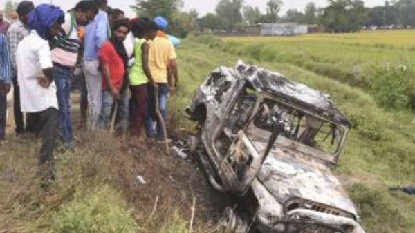 காரில் பயணித்தவர்கள் காரில் பயணித்தவர்கள்