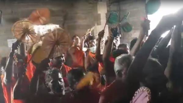 சிவ தரிசனம் செய்த பக்தர்கள் 