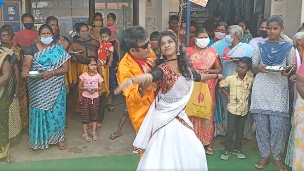 எம்.ஜி.ஆர். கெட்டப்பில் டூயட் 