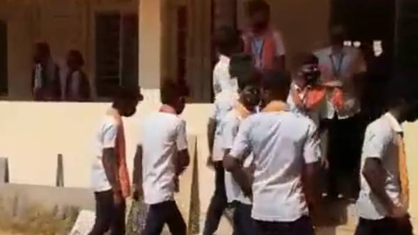 சர்ச்சை தொடர்கிறது 