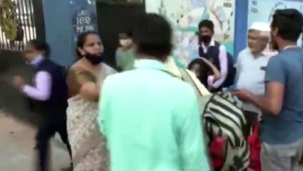 Karnataka: Students wearing hijab in Mandya but teachers refused to let them into the school Karnataka: Students wearing hijab in Mandya but teachers refused to let them into the school