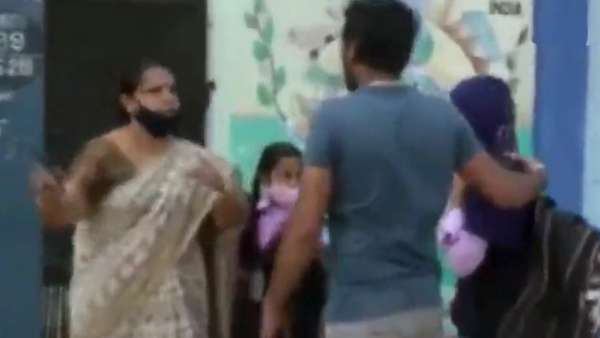 Karnataka: Students wearing hijab in Mandya but teachers refused to let them into the school Karnataka: Students wearing hijab in Mandya but teachers refused to let them into the school