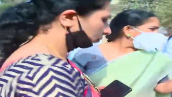 ஹிஜாப் அணிந்து வந்தனர் 