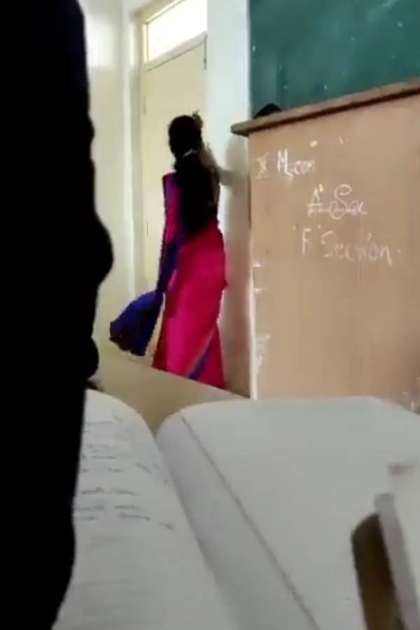கதவை திறந்து கொண்டு போராட்டம்