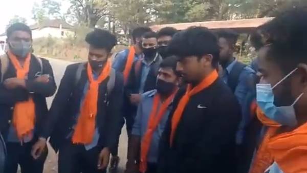  உங்களுடன் இருக்கிறோம் 