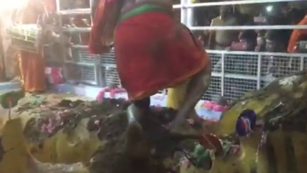 அருள் வந்து ஆடிய பூசாரி அருள் வந்து ஆடிய பூசாரி