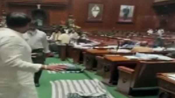 சட்டசபையில் தூங்கிய காங்கிரஸ்