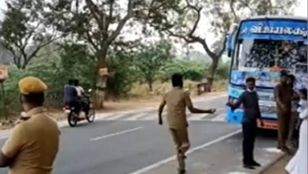 ஜனநாயக கடமை ஆற்றினார் 