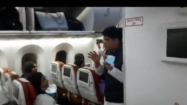  மும்பை வந்தடைந்த இந்தியர்கள்