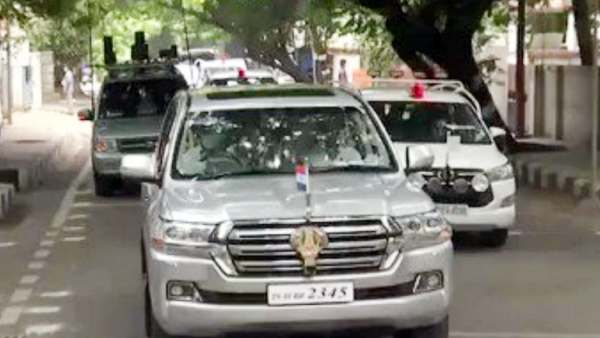  சபாரி உடை