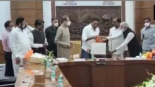 உத்தவ் தாக்கரேவுக்கு அழைப்பு 