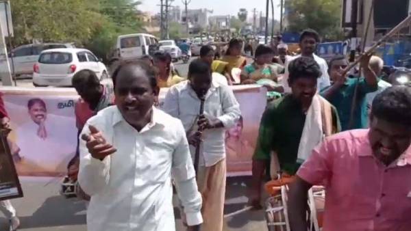 9 மாட்டு வண்டிகளில் தமிழ்ப் புத்தகங்கள்