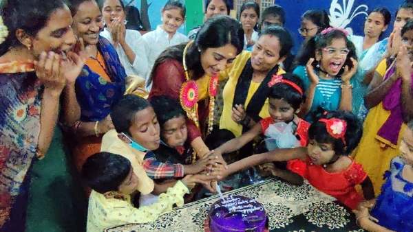 குழந்தைகளுக்கு இன்ப அதிர்ச்சி குழந்தைகளுக்கு இன்ப அதிர்ச்சி