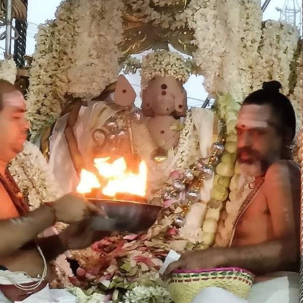 அலைகடலென திரண்ட பக்தர்கள் அலைகடலென திரண்ட பக்தர்கள்