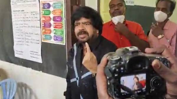 வாக்களிக்க வந்த இடத்தில் சமூக இடைவெளி இல்லை 