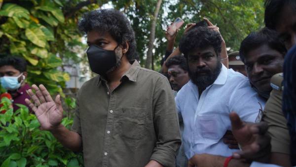 வரிசையில் நின்றார்