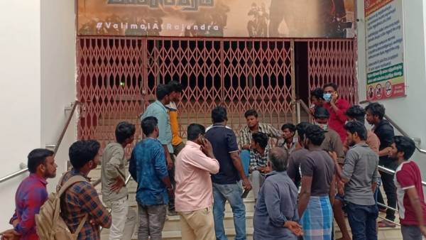 ரசிகர்கள் ஆர்வம் ரசிகர்கள் ஆர்வம்