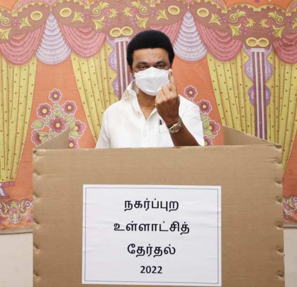 வரிசையில் நின்று வாக்களித்தார் வரிசையில் நின்று வாக்களித்தார்