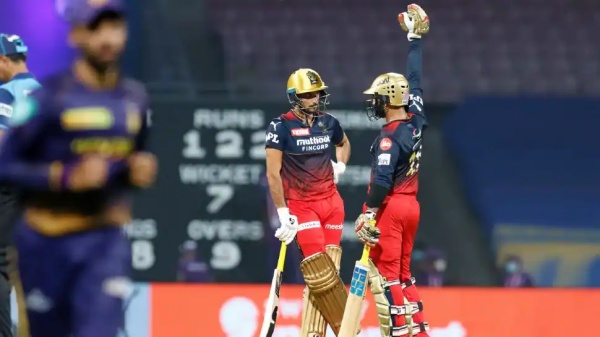 அவுட் மேல் அவுட்