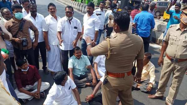 சாலையில் தர்ணா சாலையில் தர்ணா