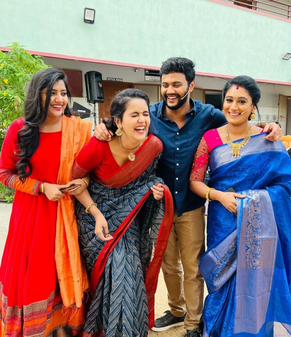 மத்தாப்பு சிரிப்பில் மனம் மயங்குதே