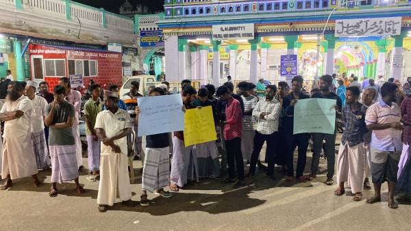 நாகூர் தர்கா முன் போராட்டம் 