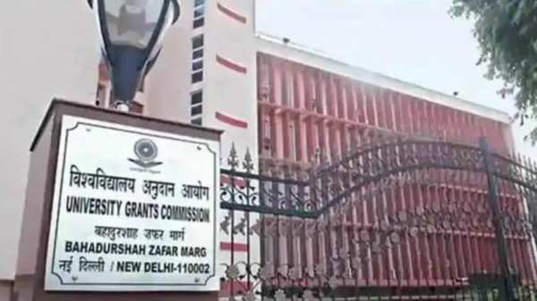 அங்கீகாரமின்றி மாணவர் சேர்க்கை 