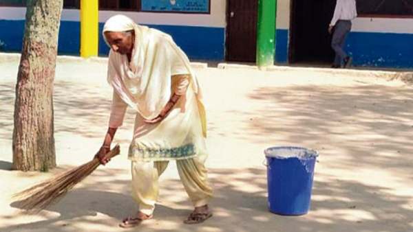 துப்புரவு தொழிலாளியாக தாய் 