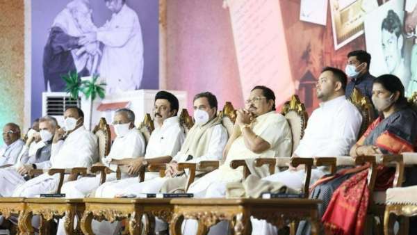 கனிமொழி மீது பாசம் 
