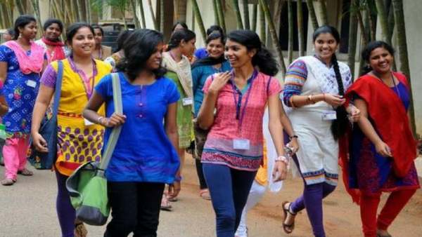 மாணவிகளுக்கு ஊக்கத் தொகை 