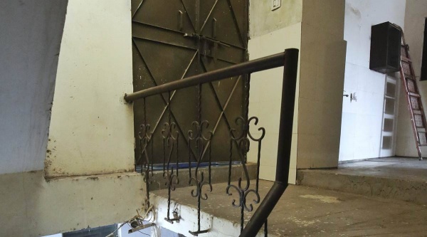 வெளிப்பக்கமாக பூட்டிய கதவுகள்