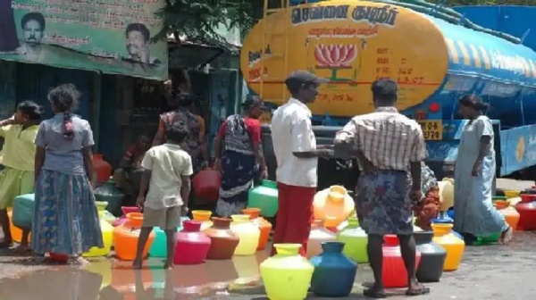 லாரிகள் மூலம் குடிநீர் சப்ளை