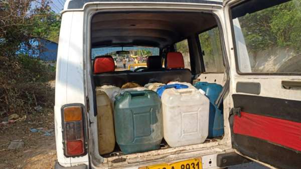 டீசல் கேன்கள் பறிமுதல் 