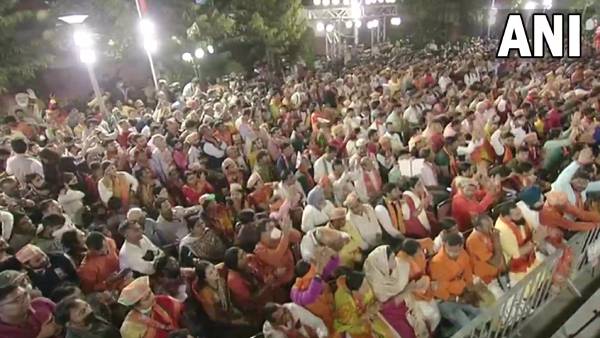 மக்களின் அன்பு 