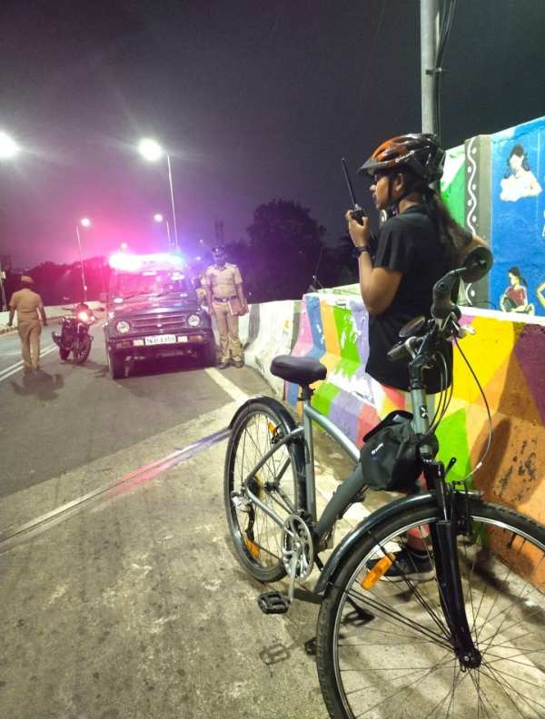 சைக்கிளில் ரோந்து சென்ற ரம்யா பாரதி 