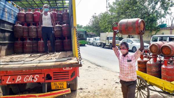 நான்கரை மாதங்கள் உயராத சிலிண்டர் விலை 