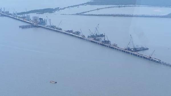 வட சென்னை மக்களுக்கு ஆறுதல் வட சென்னை மக்களுக்கு ஆறுதல்