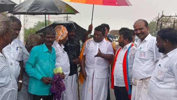 மழைக்கு இடையே 