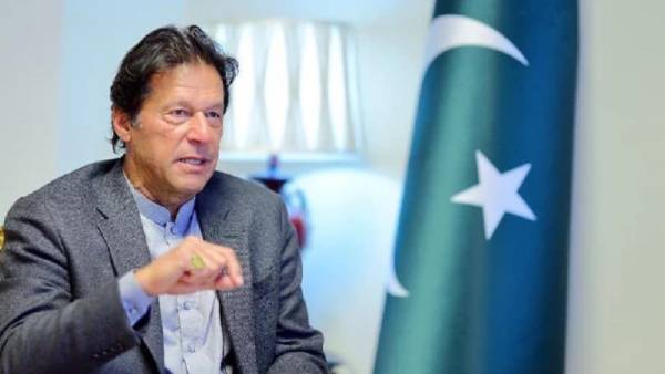 உரையாற்றும் இம்ரான்கான்