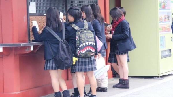 வெள்ளை நிற உள்ளாடைகள் 