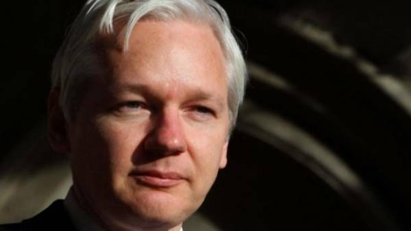 அசாஞ்சேவின் முதல் திருமணம் அசாஞ்சேவின் முதல் திருமணம்